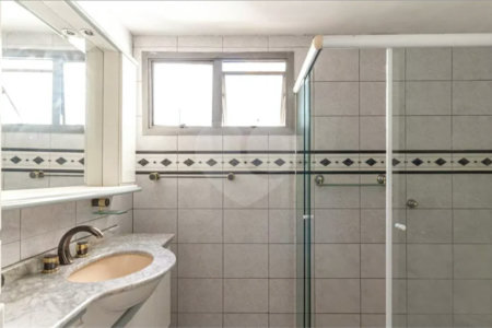 Este elegante apartamento em Higienópolis oferece 224m² de área muito bem distribuída, perfeito para quem valoriza conforto