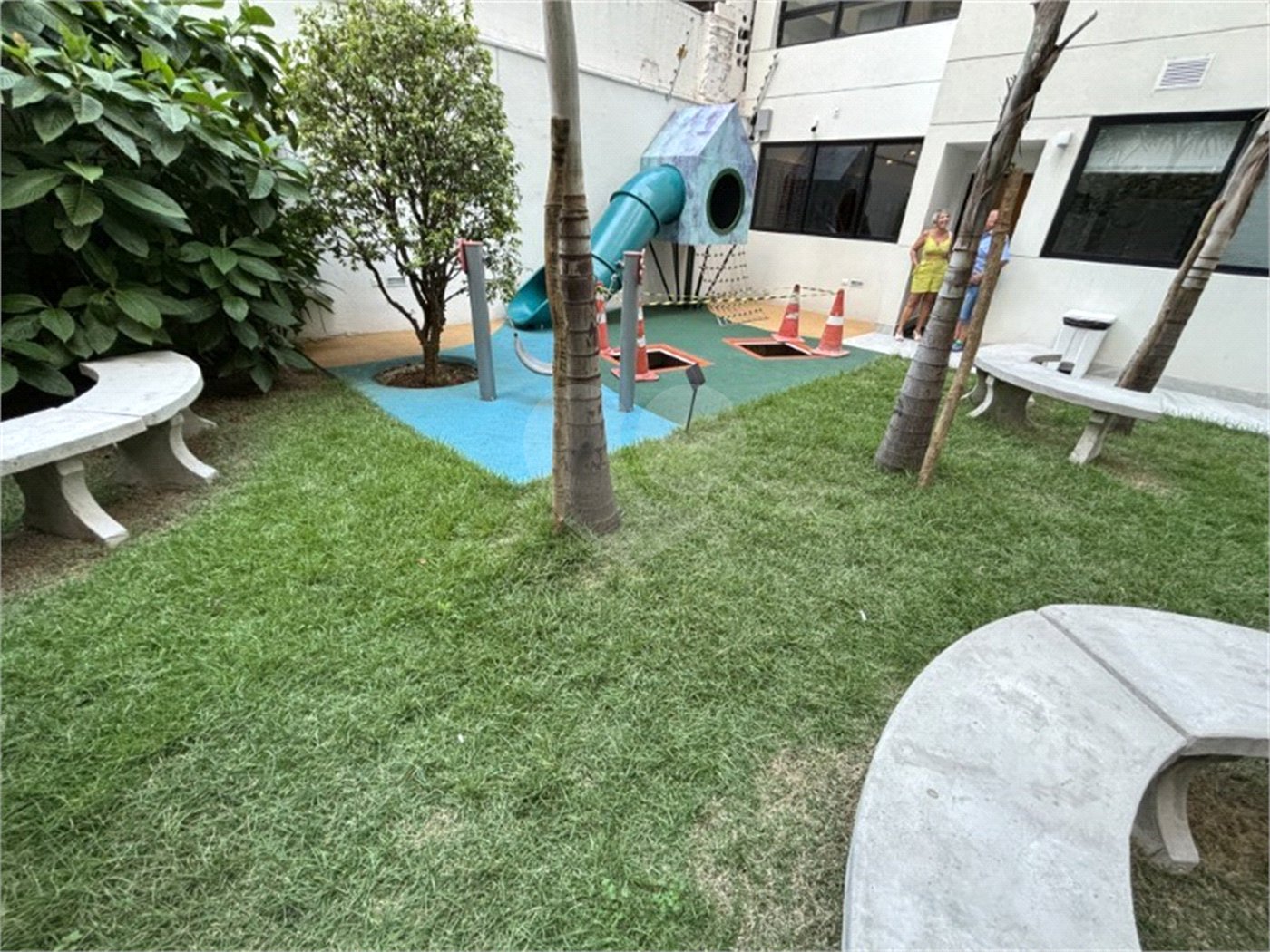 Apartamento com dois dormitórios, sem vaga de garagem, 2 minutos da estação Republica