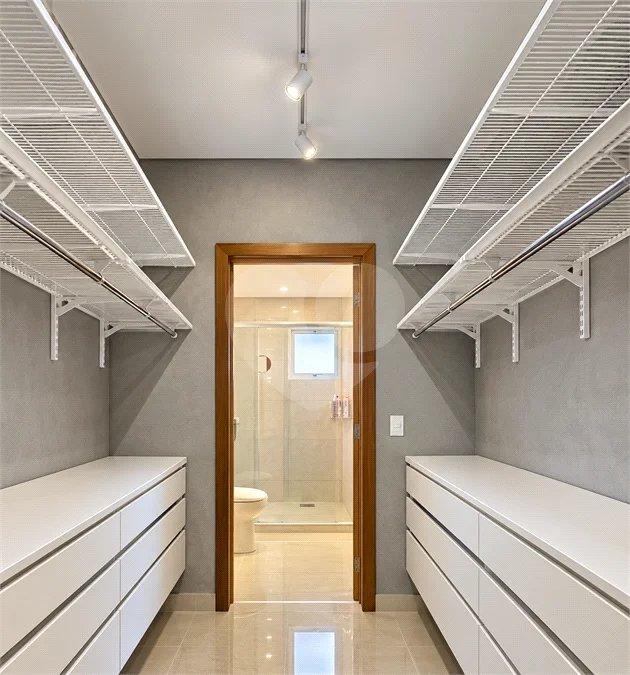 Sobrado geminado com 185 m², 3 suítes, closet, 4 vagas, área gourmet, sótão, energia solar, aquecimento de água e sistema completo de segurança.