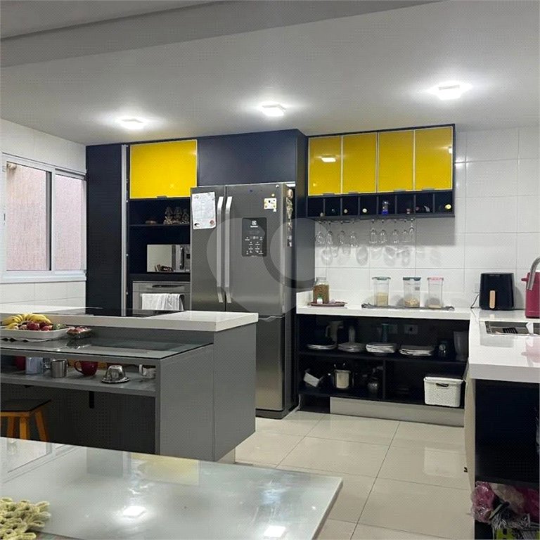 Apto a venda de 230m² no Cambuci com 3 dorms, 5 vagas, 3 suítes. Estuda permuta.