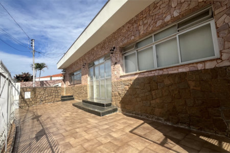 Casa Térrea com 3 dormitórios no Centro de Atibaia