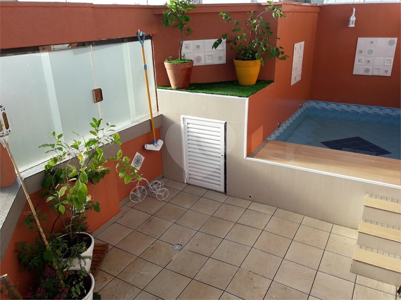 COBERTURA COM PISCINA E CHURRASQUEIRA NA CASA VERDE.