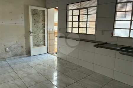Casa Ampla e Versátil na Vila Marcelino — Excelente Espaço e Pronta para Ocupação Imediata!
