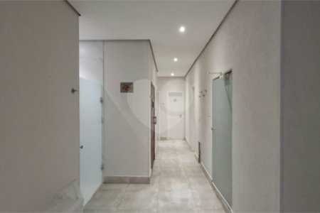 Apartamento com dois dormitórios sendo um climatizado, com duas vagas de garagem.