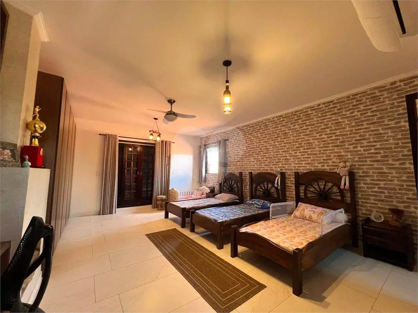 Chácara com excelente infraestrutura, contendo casa com 8 dormitórios, 900 m² de área construída, área total de 3000m², piscina adulto e infantil, churrasqueira, quadra gramada de futebol - Rio Acima - Atibaia/SP 900 m² Área construída 3.000 m² Área do terreno