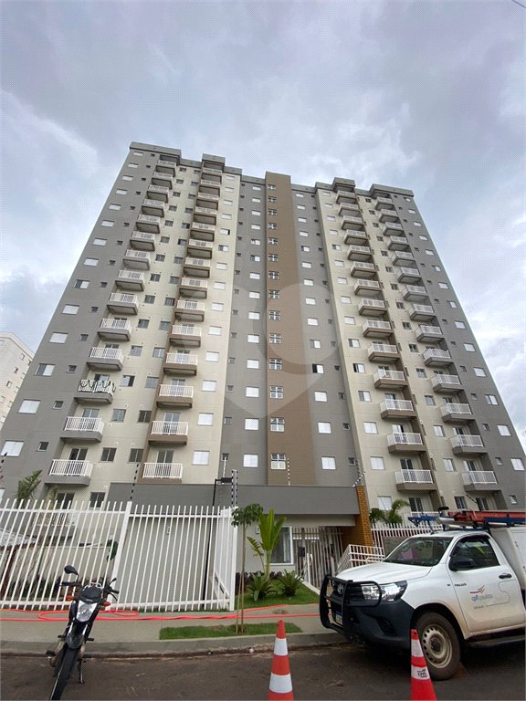 Apartamento no Condomínio Parque dos Jacarandás.