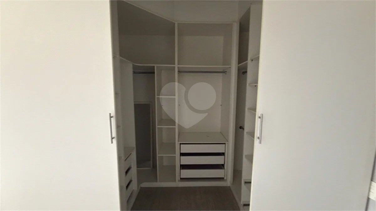 Apartamento de 155 m² com 4 dormitórios, varanda e 2 vagas de garagem. Condomínio com piscinas adulto, infantil e aquecida, lazer e portaria 24 horas.