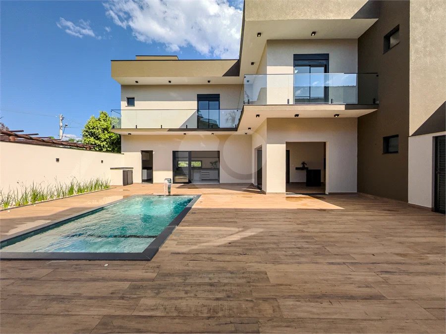 Indaiatuba - Condomínio Milano - Sobrado - 350 m² de terreno - 240 m² de área construída - 4 vagas de garagem, sendo 2 cobertas - Salas de estar e jantar integradas - 3 suítes com closet e varanda no pavimento superior - Escritório no térreo - Espaço gourmet com churrasqueira - Banheiro externo