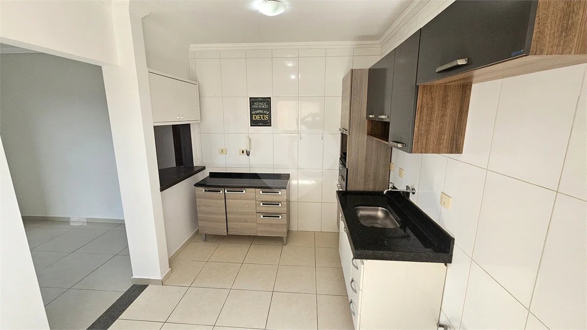 Apartamento Locação Condomínio Anguri com 02 dormitórios com Ar e Sacada