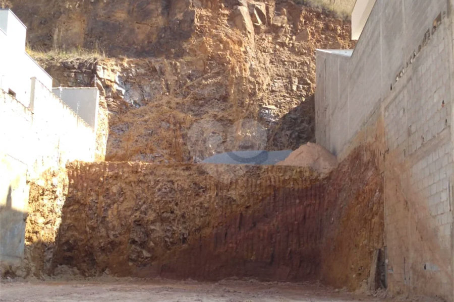 Terreno em Construção à Venda - 275m² em Ótima Localização