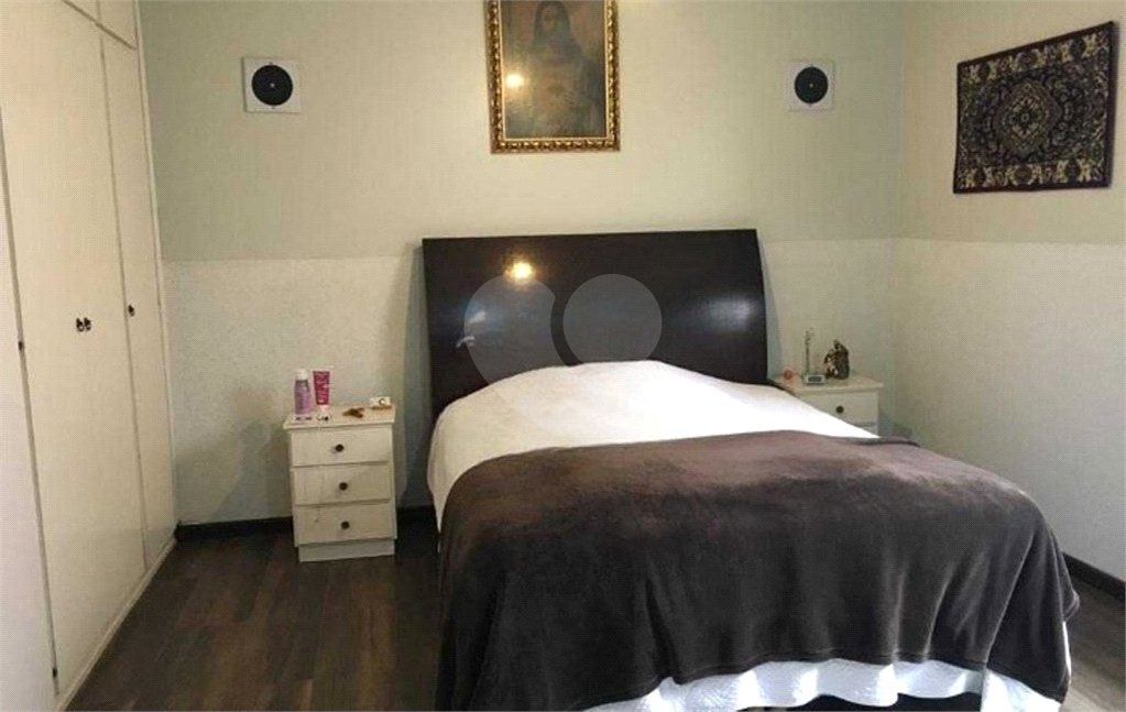 Casa térrea com 3 dormitórios, sendo 2 suítes.
