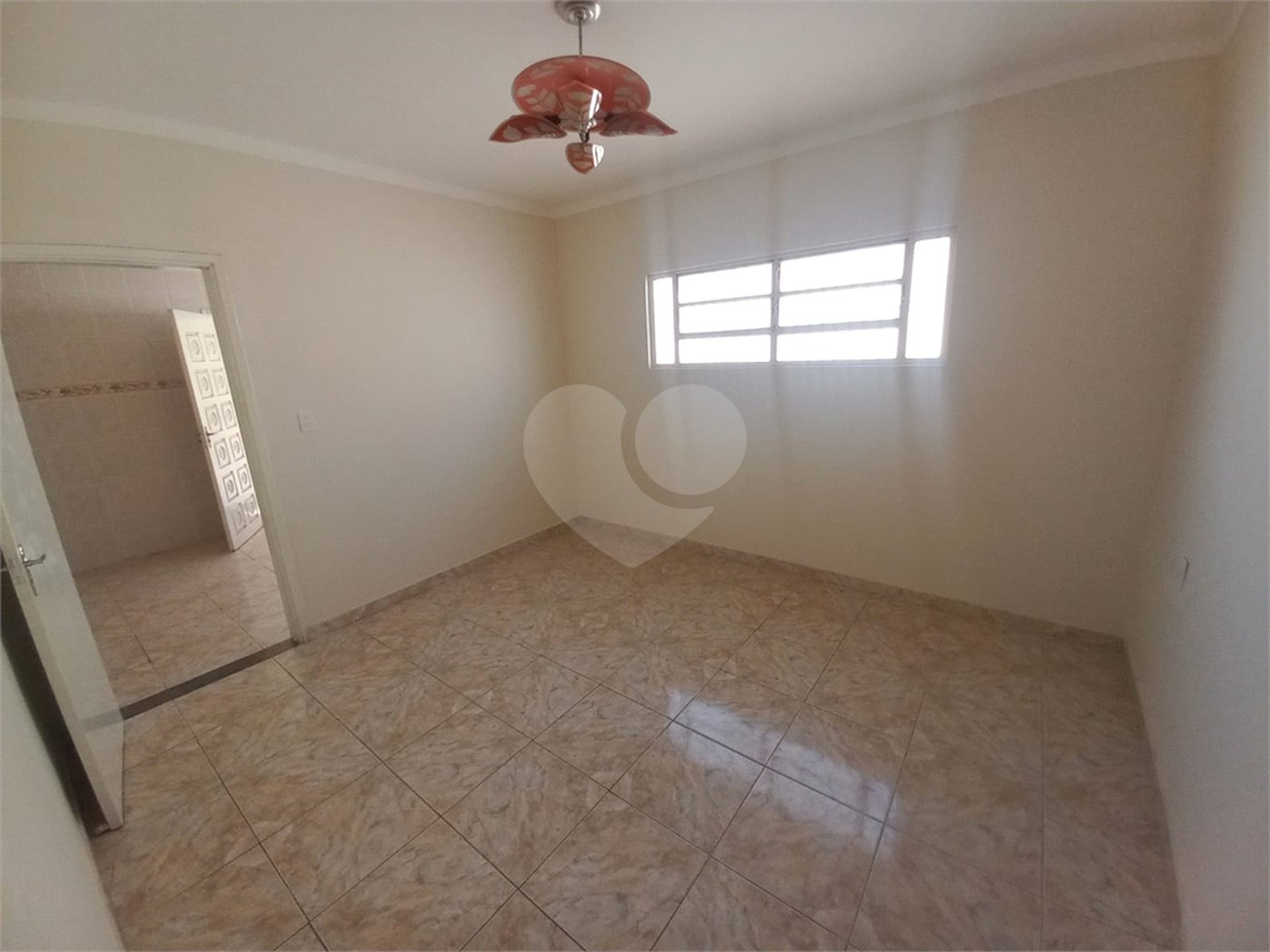 Casa térrea com 2 dormitórios.