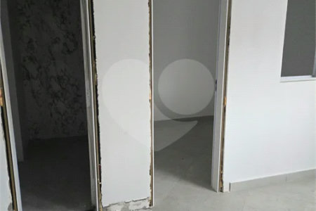 Apartamento com 48m², distribuídos em 2 dormitórios, sala, cozinha e 1 banheiro.
