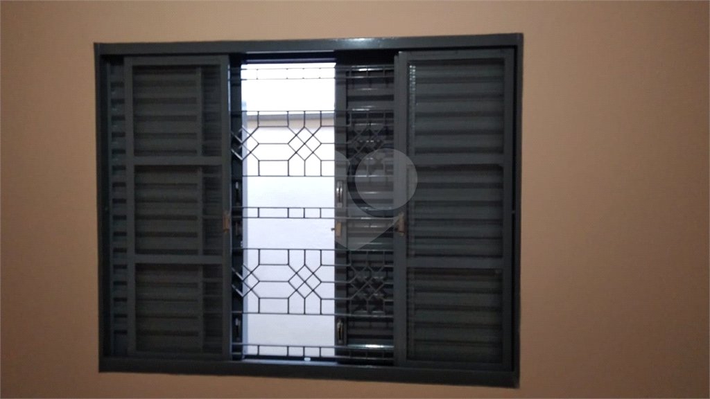 Casa Térrea com 3 dormitórios, sendo 1 suíte.