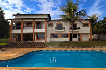 Indaiatuba- Vale das Laranjeiras - Vista dos fundos para o lago - Casa assobradada - 3 pisos, 4 quartos, 2 suítes, uma com hidro ,escritório, sala 3 ambientes, lareira, lavabo,cozinha ampla, despensa, lavanderia, churrasqueira, forno pizza, 6 wcs, piscina, jardim despensa, garagem, segurança