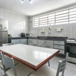 Sobrado no Jabaquara com 280m², 3 dormitórios, quintal amplo, varanda e 3 vagas de garagem.