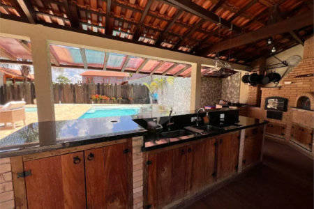 Chácara com excelente infraestrutura, contendo casa com 8 dormitórios, 900 m² de área construída, área total de 3000m², piscina adulto e infantil, churrasqueira, quadra gramada de futebol - Rio Acima - Atibaia/SP 900 m² Área construída 3.000 m² Área do terreno