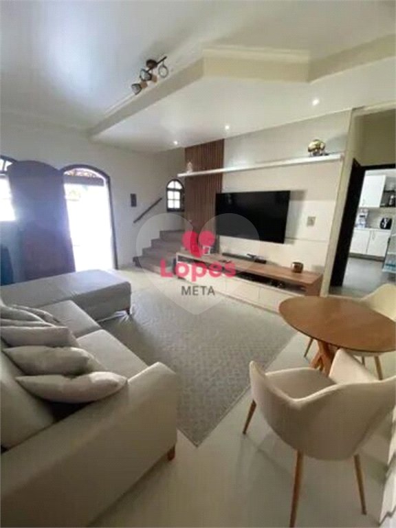 Casa Sobrado COM 250M², 2 DORMITORIOS, 2 SUITES, 6 VAGAS - JARDIM DAS INDUSTRIAS - SÃO JOSÉ DOS CAMP