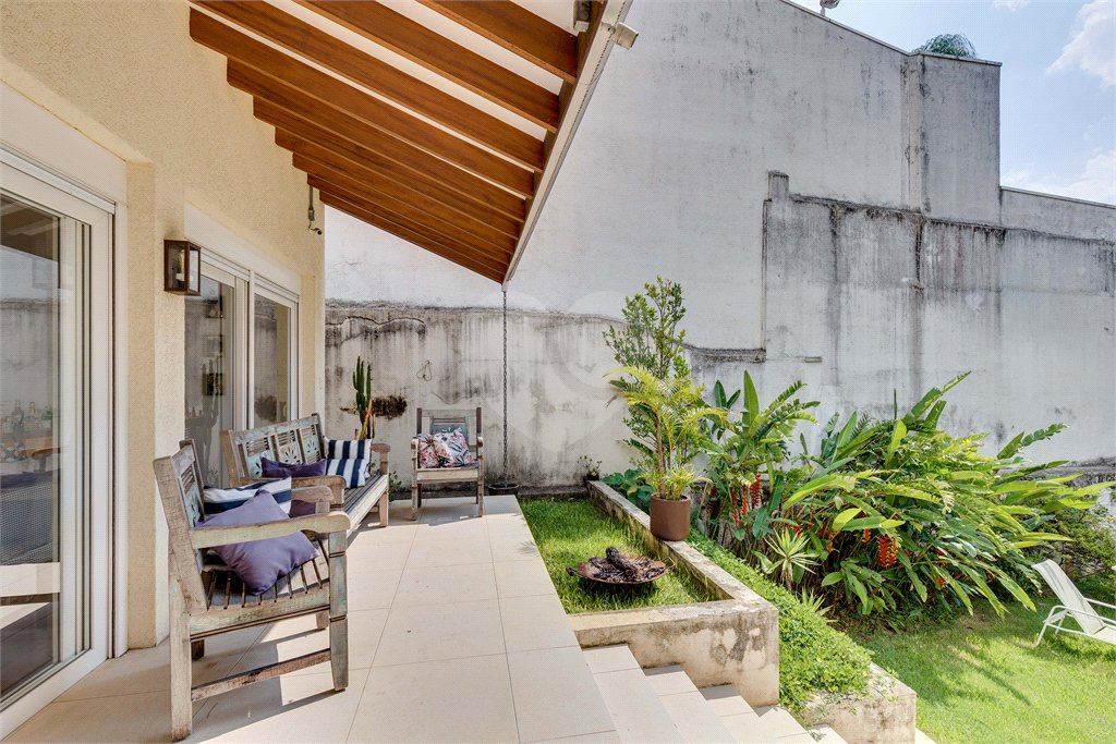 Sobrado à venda com 5 quartos, sendo 3 suítes, em Alto da Boa Vista, São Paulo, SP