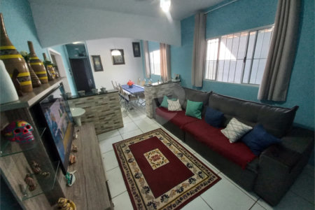 Casa Térrea com 3 dormitórios, sendo 1 suíte.
