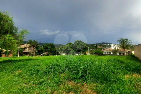 Lindo terreno de 450m², localizado no Condomínio Vilaggio Caprirccio