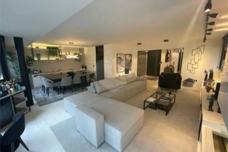 Apartamento LINDO reformado 4 dormitórios, sendo 2 suítes 1 mster, closet varandas integradas.