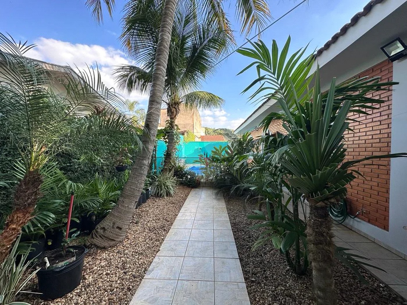 Casa assobradada à venda no bairro Nova Piracicaba, em Piracicaba/SP.