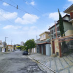 Sobrado com 3 suítes, 5 banheiros, 4 vagas, quintal e churrasqueira.
