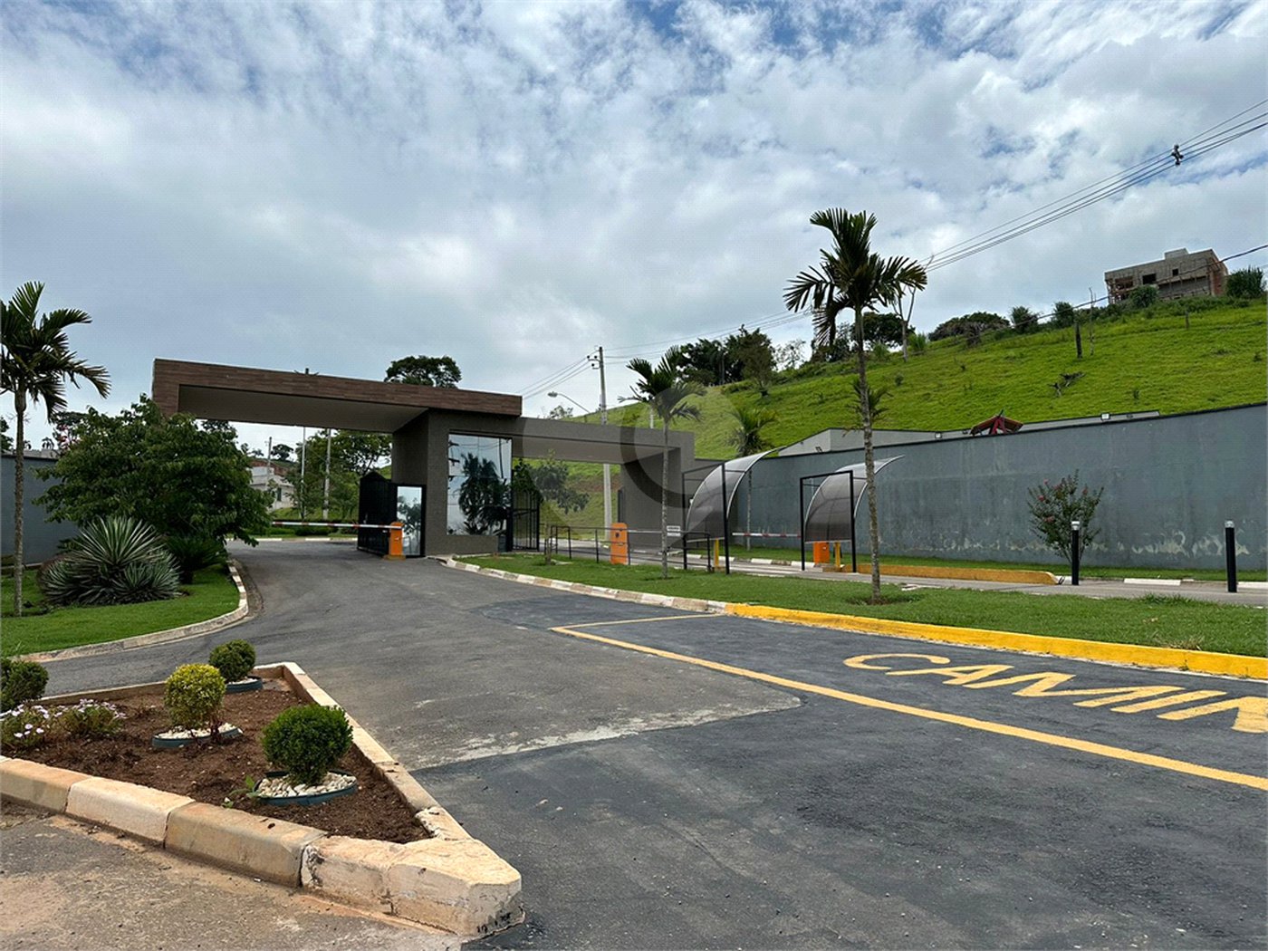 Terreno em condomínio fechado com 1.086 metros, pronto para construir, ampla área de lazer, aceita financiamento