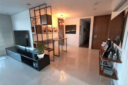 Este amplo apartamento de 290 m², completamente reformado, reúne sofisticação,