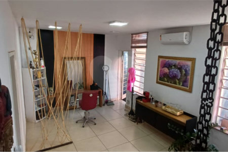 Oportunidade Única no Centro de São Carlos: Imóvel Versátil para Residência ou Negócio