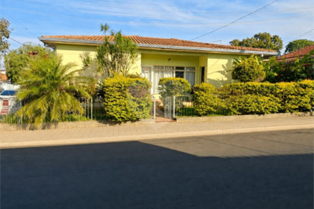 Casa Térrea Charmosa e Espaçosa na Vila Prado: Conforto, Praticidade e Próxima ao Centro!