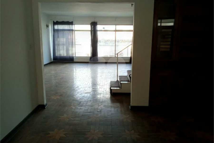 Casa com 4 dormitórios e 4 vagas.