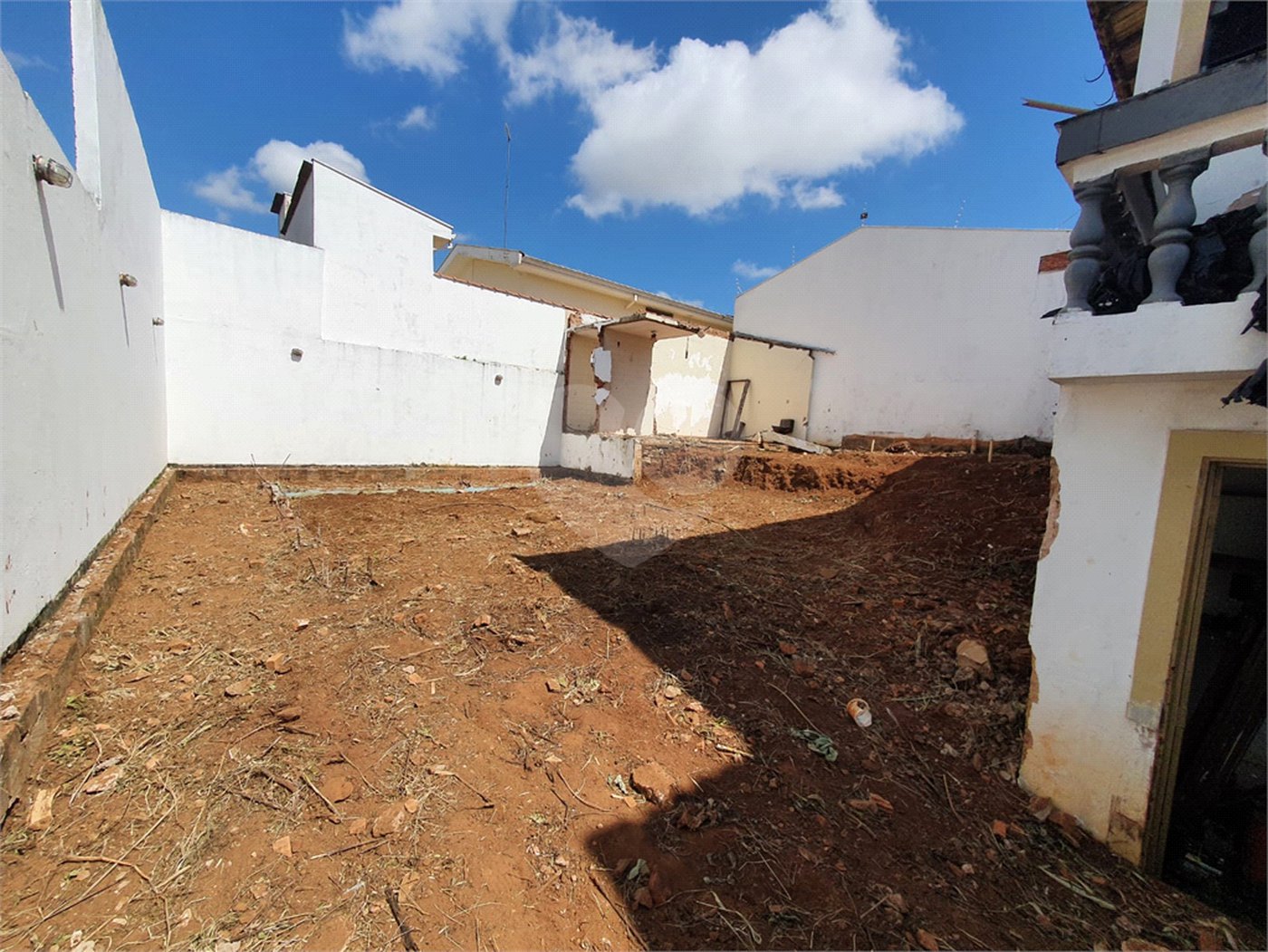 Casa térrea com 5 dormitórios, sendo 2 suítes.