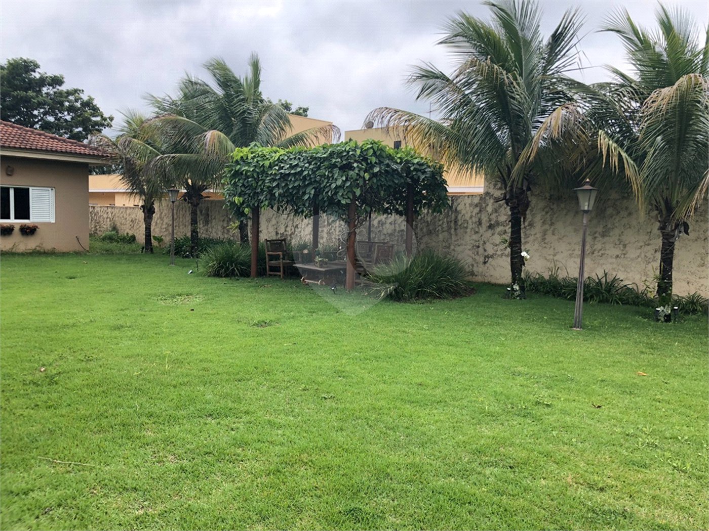 Casa no condomínio Damha I.
