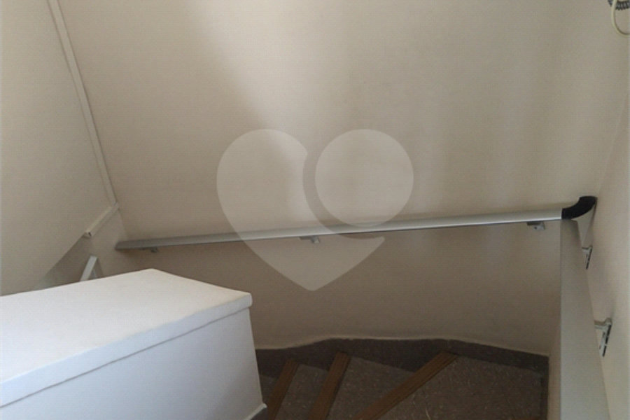 Apartamento duplex, espaçoso, ensolarado. Ideal para uma bela modernização.