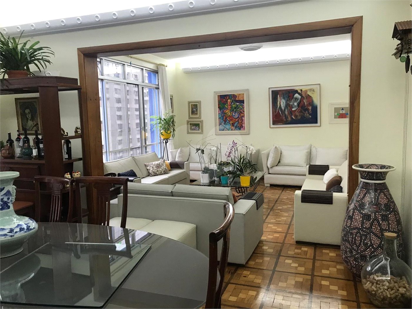 Apartamento de 345m2, 1 por andar.4 dormitórios (sendo 1 suite e 1 closet).