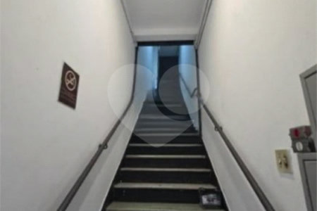Prédio Comercial com 300m² , 3 pavimentos , refeitório , 2 banheiros , à venda no Brás.