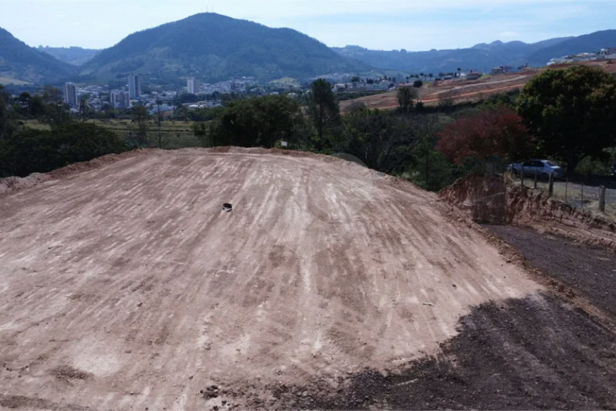 Terreno Amplo com 6.265m² e Acesso por Dois Níveis – Ótima Localização!