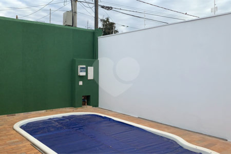 Casa térrea com 3 suítes.