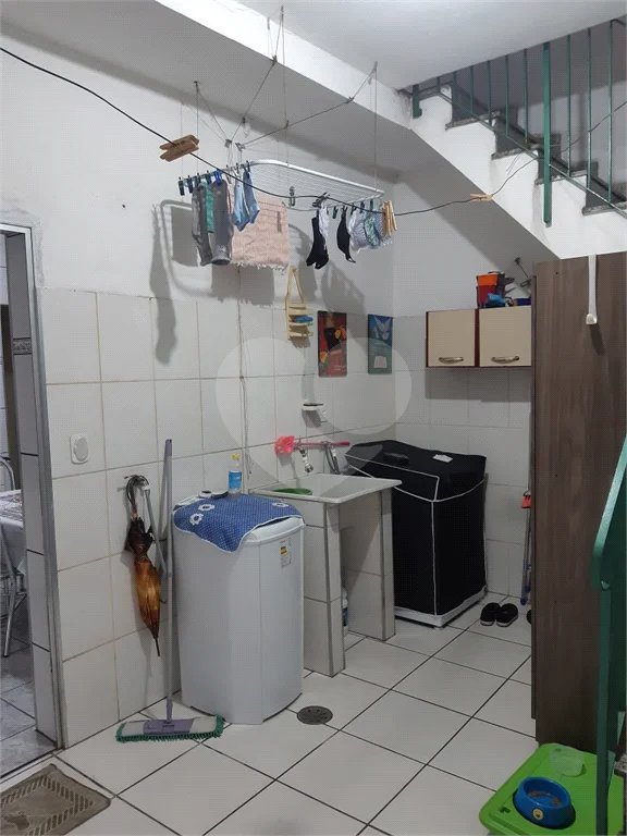 Casa com 250m², 4 dormitórios, 2 vagas.