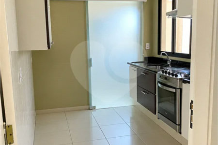 Cobertura de 255 m² com 3 dormitórios, 1 suíte, cozinha planejada, 2 vagas e área gourmet com churrasqueira.