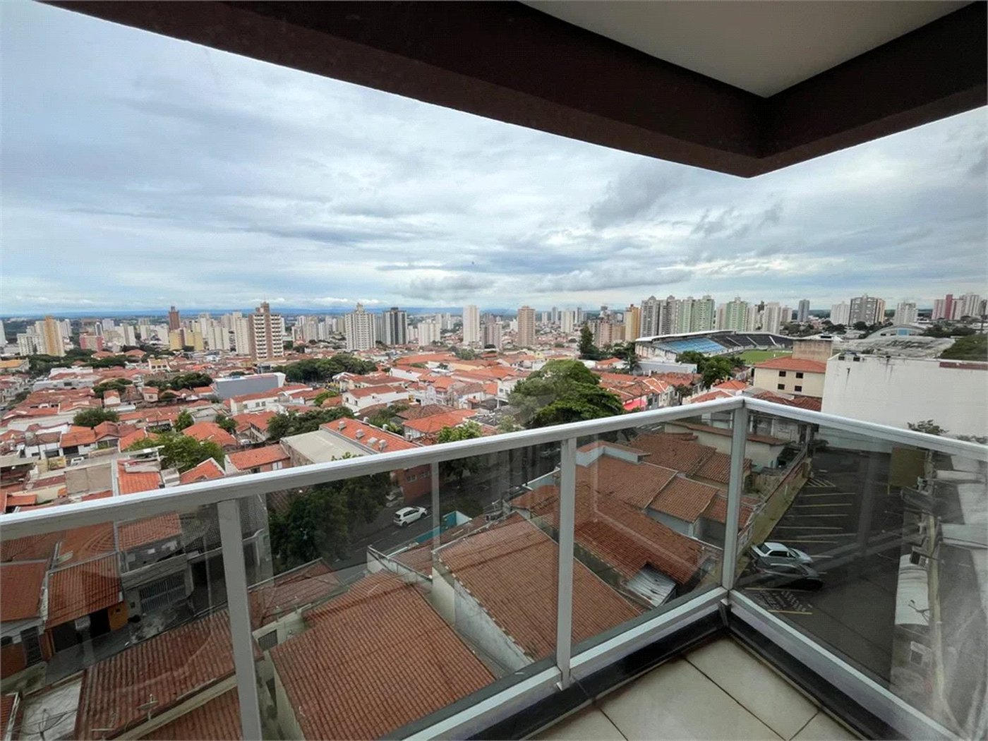 Apartamento mobiliado disponível para locação - em excelente localização na Av. Independência em Piracicaba.