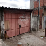 Terreno com 6 casas em 293m² de área total.