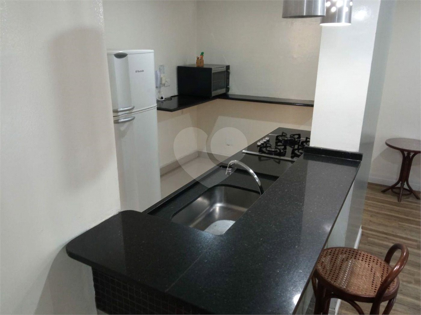 Lindo apartamento, muito bem conservado, com bom espaço interno.