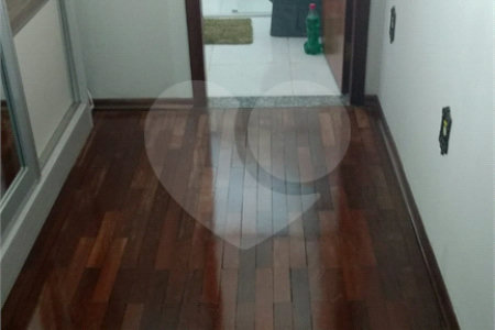 Sobrado com 4 dormitórios, sendo 1 suíte.