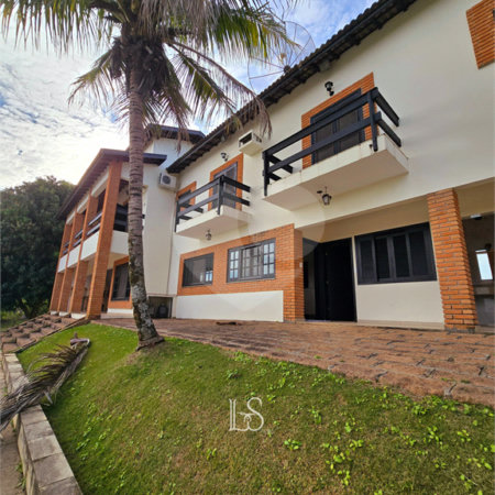 Indaiatuba- Vale das Laranjeiras - Vista dos fundos para o lago - Casa assobradada - 3 pisos, 4 quartos, 2 suítes, uma com hidro ,escritório, sala 3 ambientes, lareira, lavabo,cozinha ampla, despensa, lavanderia, churrasqueira, forno pizza, 6 wcs, piscina, jardim despensa, garagem, segurança