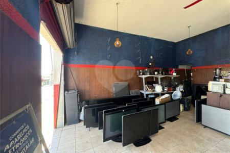 Casa com salão comercial, á venda, em São Carlos-SP.