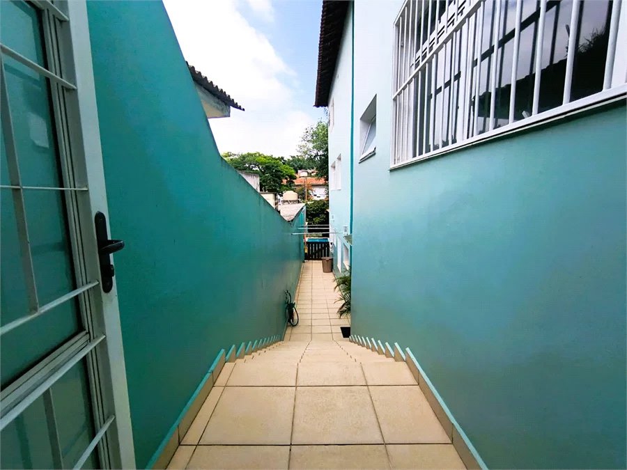 Sobrado à venda amplo, 3 quartos, 1 suíte, 3 vagas com piscina na Vila Indiana próximo à USP