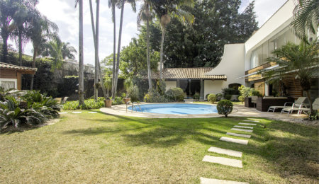 Casa à venda com 4 quartos, sendo 3 suítes, em Cidade Jardim, São Paulo, SP